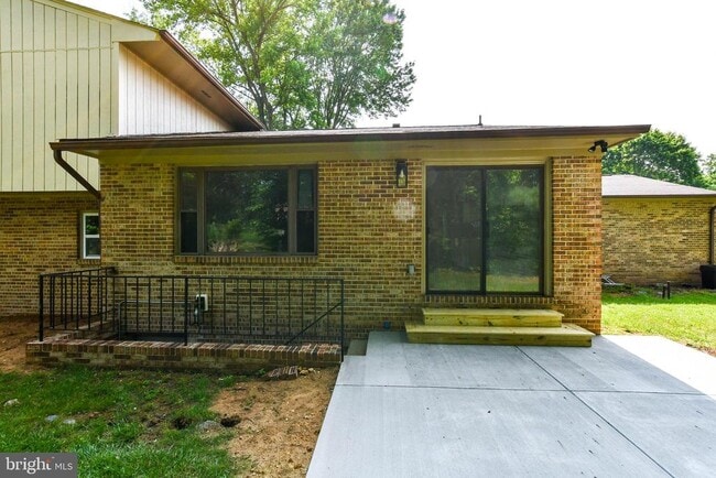 Building Photo - 1423 Albert Dr