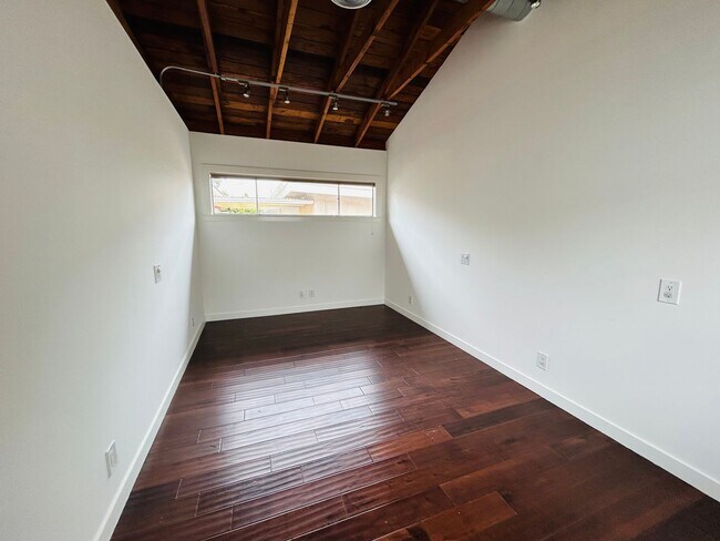 Building Photo - Spacious One Bedroom + Den Backhouse! In Unit Laundry! Prime Location!