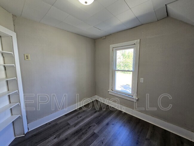 Building Photo - 437 1/2 Riehl Street