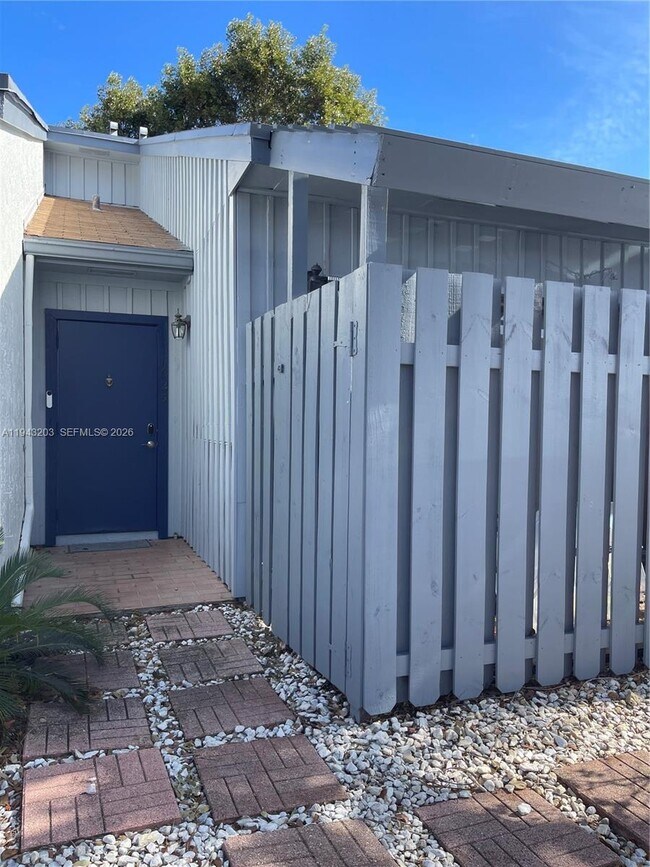 Building Photo - 1625 N 15th Terrace