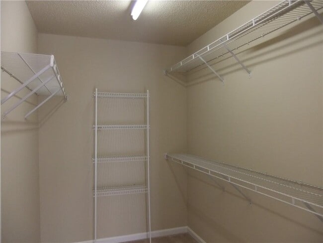 Building Photo - 3960 Longlake Dr