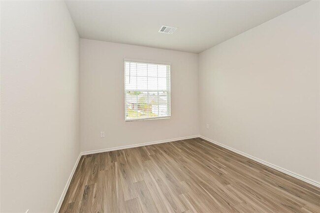 Building Photo - 2130 Middle Rdg Dr