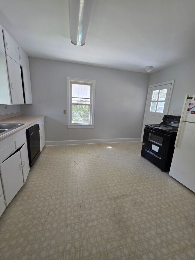 Building Photo - 2 BR in Emerywood!