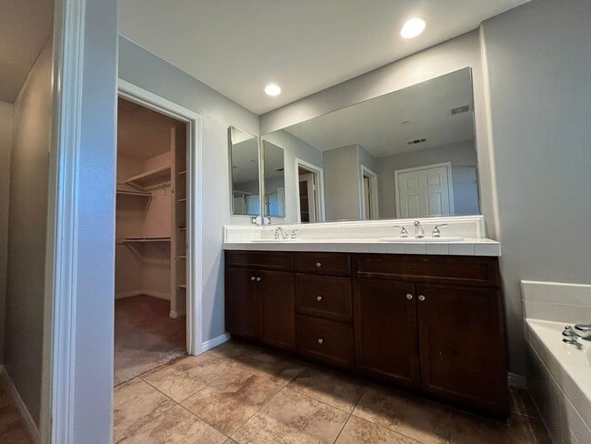 Building Photo - Beautiful Tri-level in Irvine!