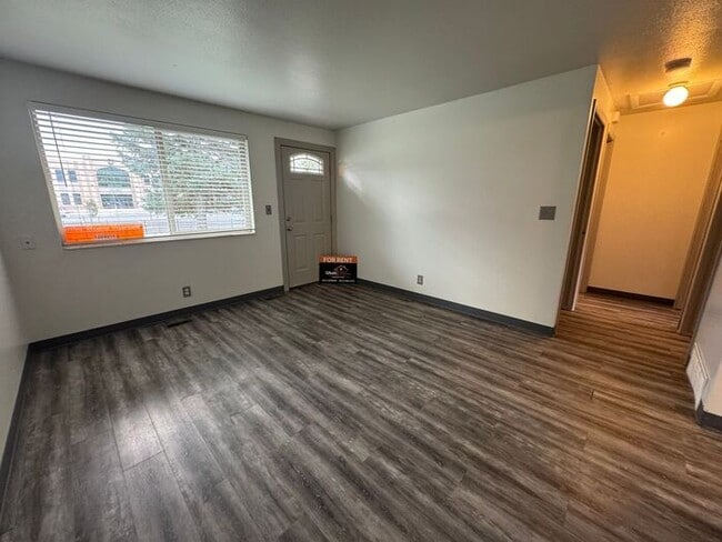 Building Photo - 4 Bedroom 2 Bath Duplex- Dog Friendly