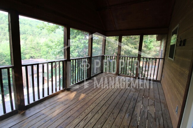 Building Photo - Gorgeous Lodge in Gated Community!