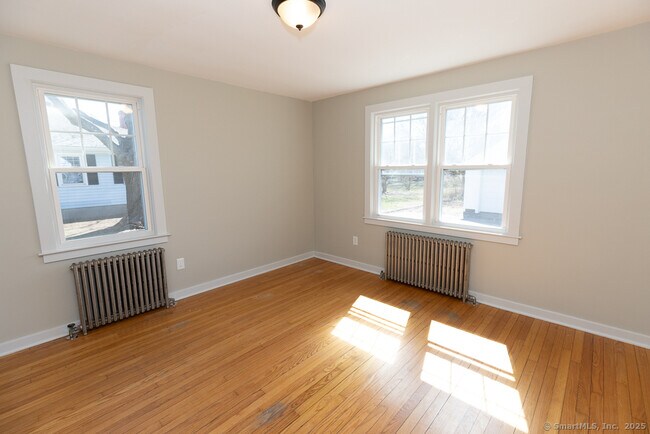 Building Photo - 32 Maplewood St