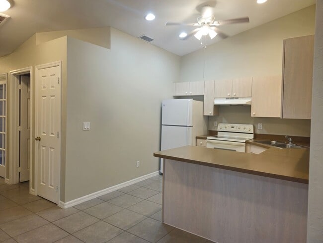 Building Photo - Cute 2 bedroom with a den 2 bathrooms and ...