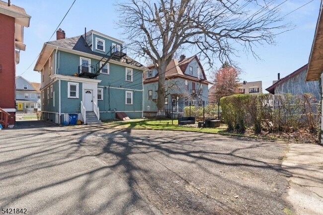 Building Photo - 137 S Burnet St