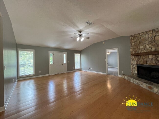Building Photo - Spacious 3-Bedroom Retreat with New Kitchen Appliances!