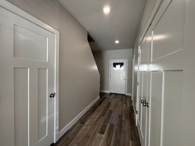 Building Photo - DARLING TWO BEDROOM TOWNHOME IN CEDAR CITY!