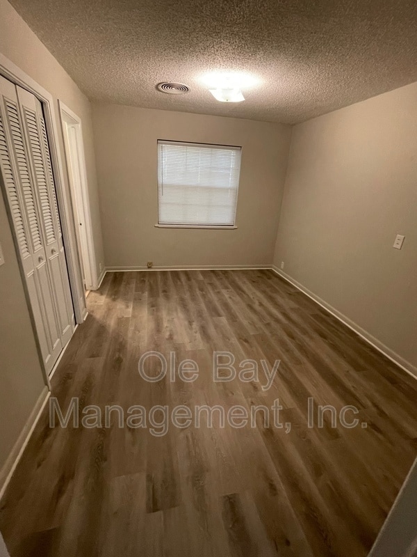 Building Photo - 2305 Hillwood Dr E