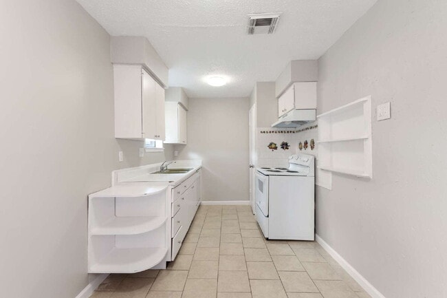 Building Photo - 743 Deercrest St