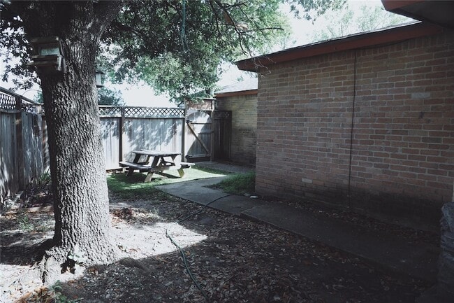 Building Photo - 9906 Hundred Oaks Cir