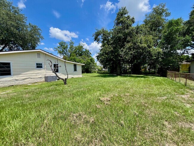 Building Photo - Beautifully Remodeled Lakeland 3BR/1BA Hom...