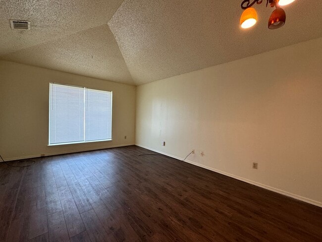 Building Photo - 6124 SW Oakcliff Ave