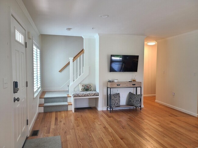 Building Photo - 138 Elm St