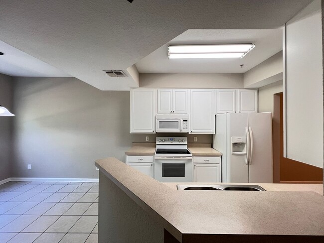 Building Photo - Great townhouse -  available now!