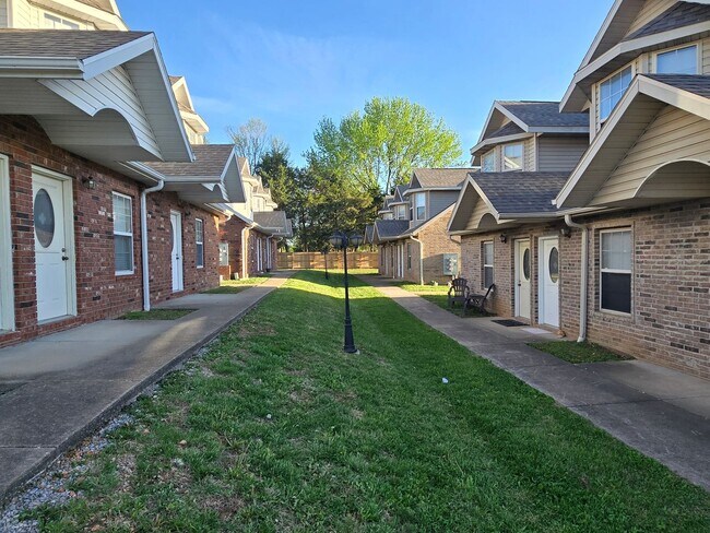 Building Photo - Capri Townhomes