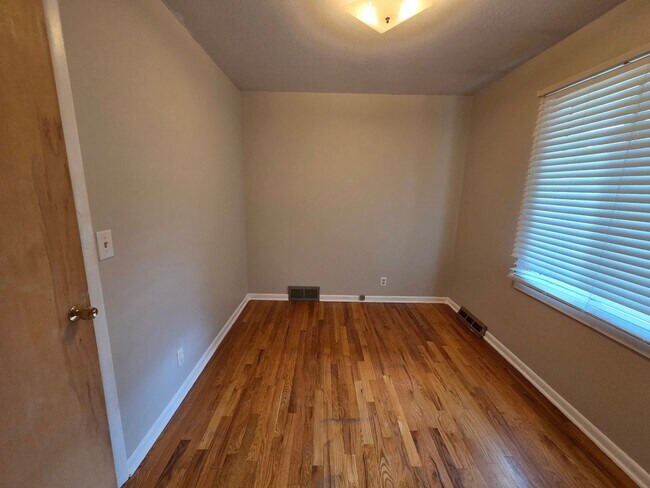 Building Photo - Charming Westside ranch with updates throu...