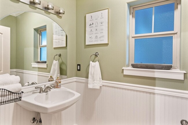 Building Photo - NW Grants Pass, Class, Style and Views!!!