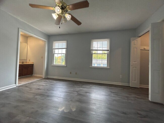 Building Photo - Spacious 3 bed 5 bath condo located in the...