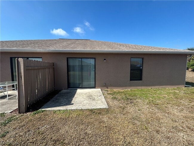 Building Photo - 527 SE 6th Pl