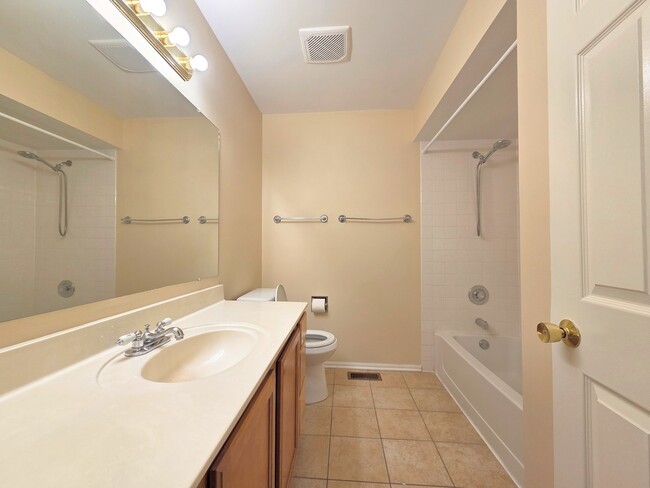 Building Photo - 1013 Meadow Lake Dr