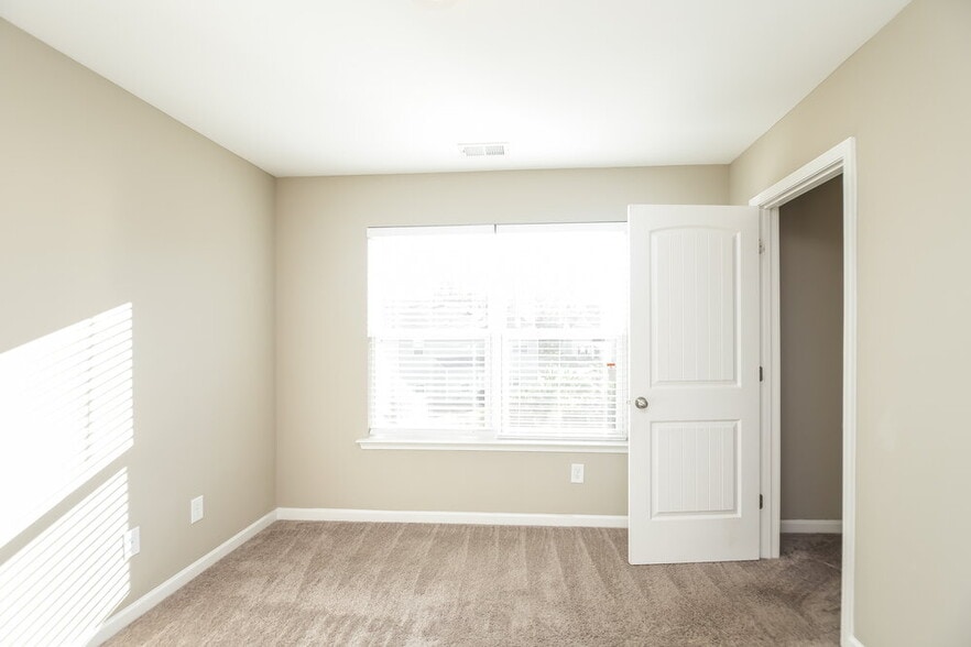 Building Photo - 707 Fieldcrest Dr