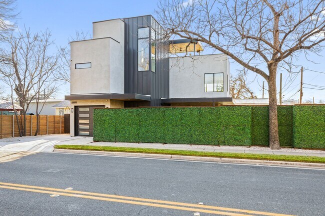 Building Photo - 1304 Comal St