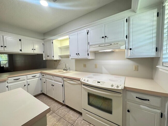 Building Photo - 905 Rambling Oaks Dr
