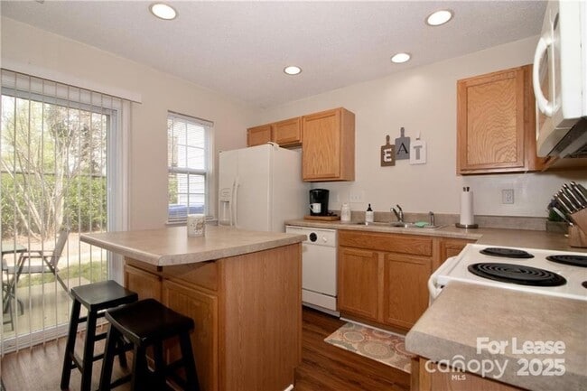 Building Photo - 137 Lynch Cir