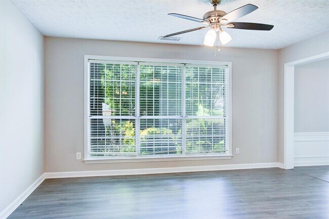 Building Photo - 4940 Tanners Spring Dr