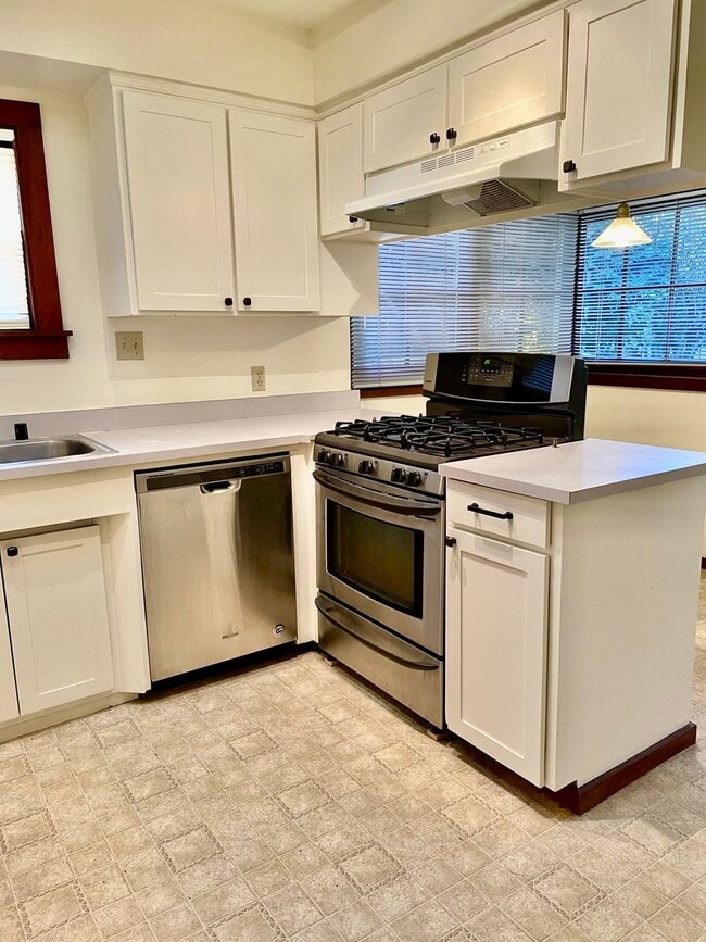 Building Photo - 2423 D St