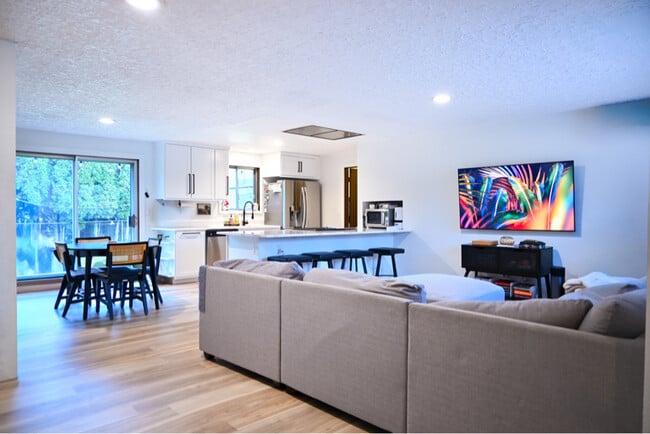 Building Photo - 3107 NW Lakeridge Dr