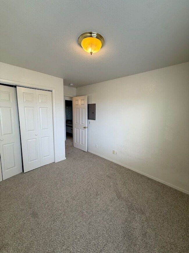 Building Photo - 3014 W Villard St