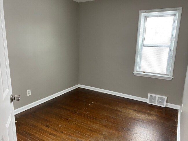 Building Photo - 3  Bedroom Home In Roseville