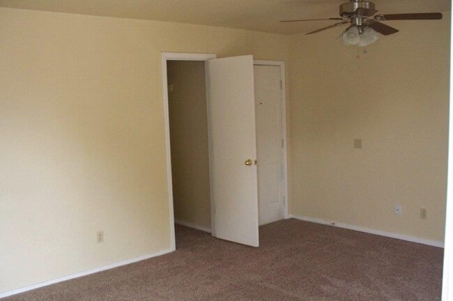 Building Photo - 827 Russell Cir