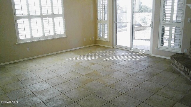 Building Photo - 901 Las Aves Pl