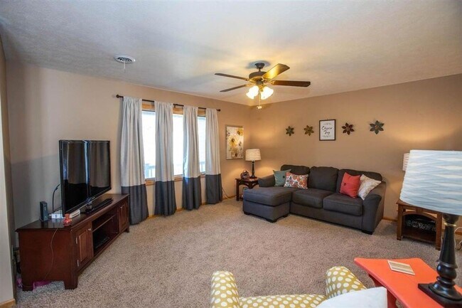 Building Photo - MINUTES FROM OGDEN GATE! LARGE BACKYARD!