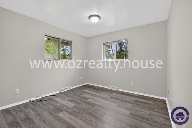 Building Photo - 732 Coyne Ave