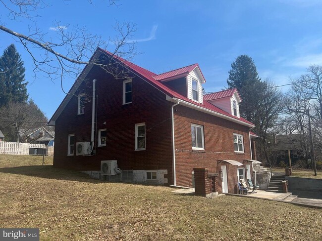 Building Photo - 604 E Oak St