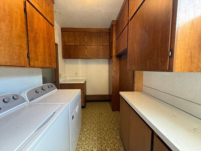 Building Photo - Bright & Beautiful 3-Bedroom Beaverton Home with A/C, Washer & Dryer, and Tons of Storage!