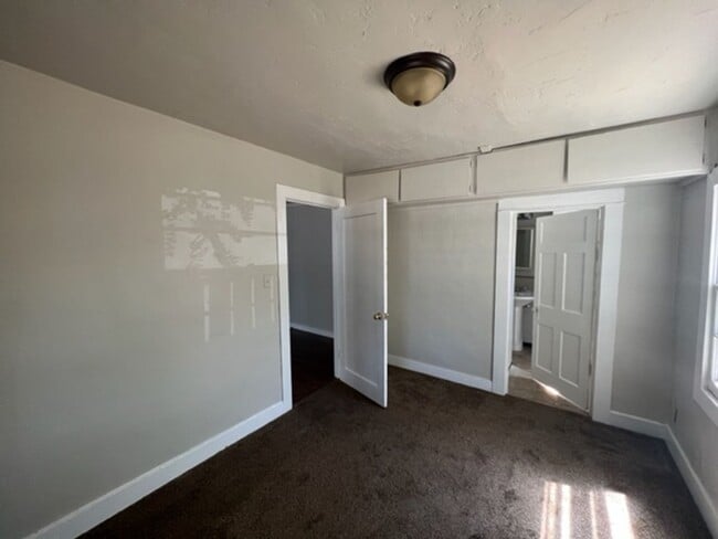 Building Photo - CHARMING OLDER 2 BEDROOM HOME W/ BUILT INS
