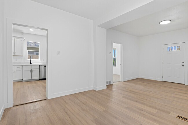 Building Photo - 823 S 1000 E