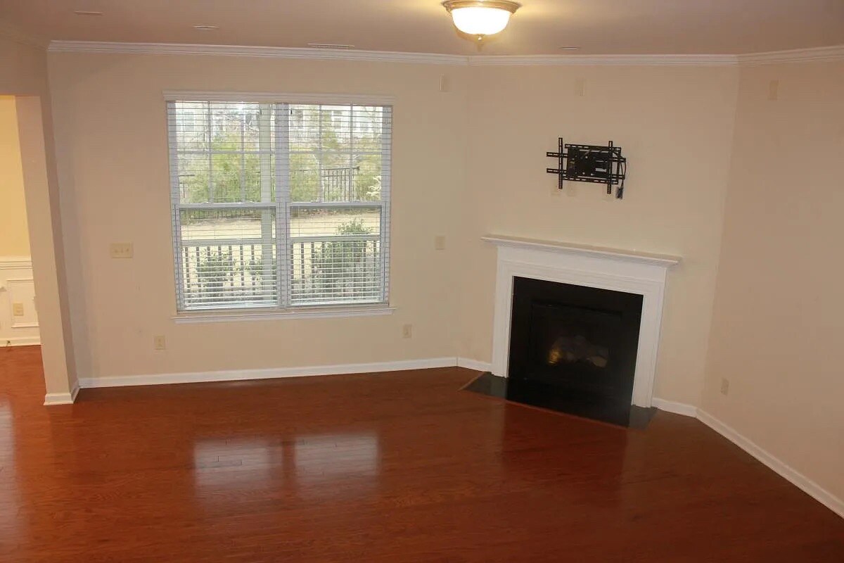 Building Photo - Room in Townhome on Skyros Loop