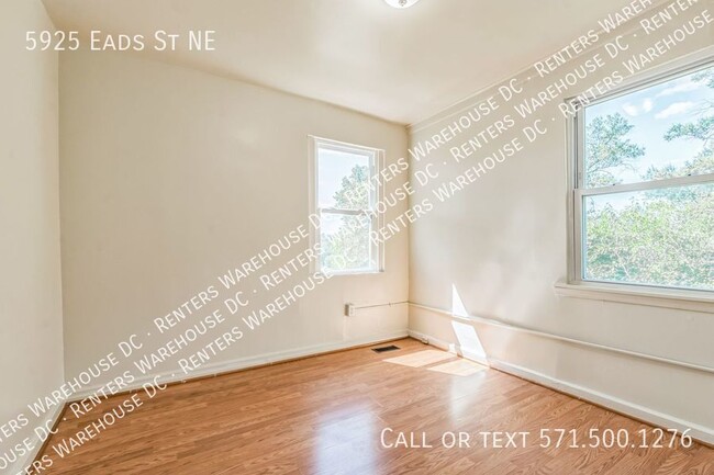 Building Photo - Charming 5Bd/2Bth Semi-Detached Brick Home...