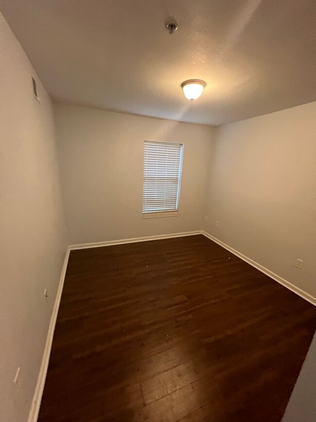 Building Photo - Spacious 3 Bedroom 2 Bath Condo Located To...