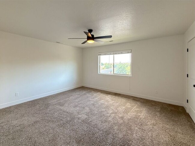 Building Photo - 4 bed, 2.5 bath duplex w/1 car garage