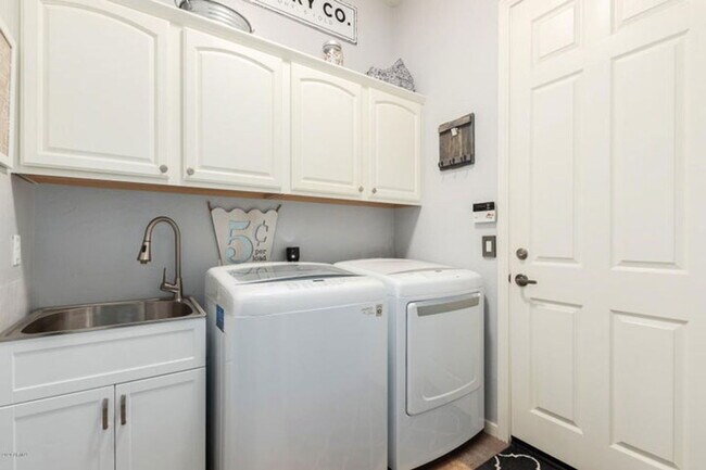 Building Photo - 908 Elm St